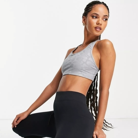 𝅺NIKE Training Pro Dri-FIT Swoosh  all over leopard print sports bra in g… - Picture 3 of 11